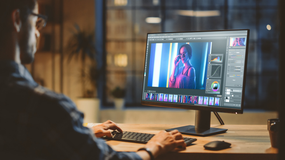  Digital Editor Works in Pixlr Software on His Personal Computer 